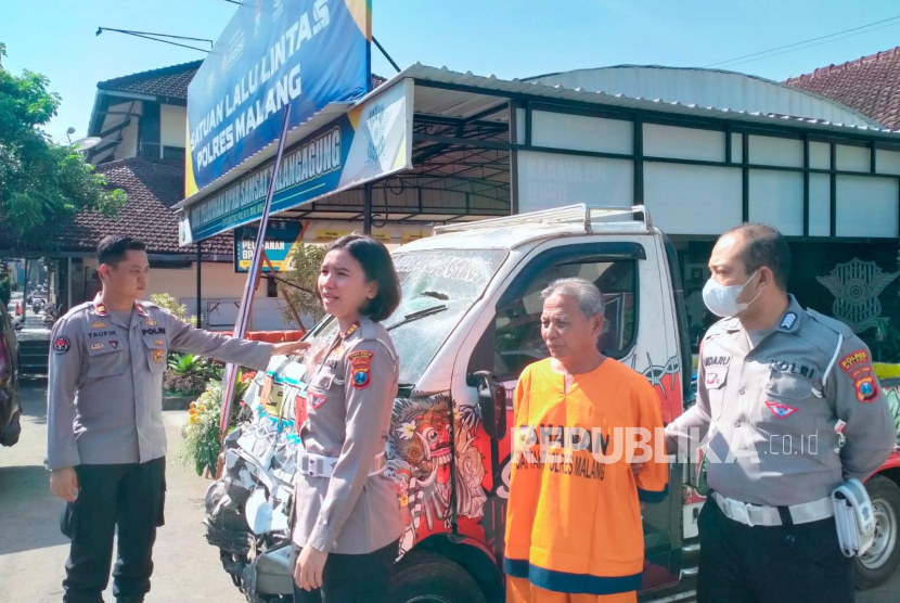 Jajaran Polres Malang memberikan keterangan pers terkait kecelakaan yang menewaskan satu orang dan enam orang mengalami luka-luka di Mapolres Malang, Selasa (26/9/2023).  