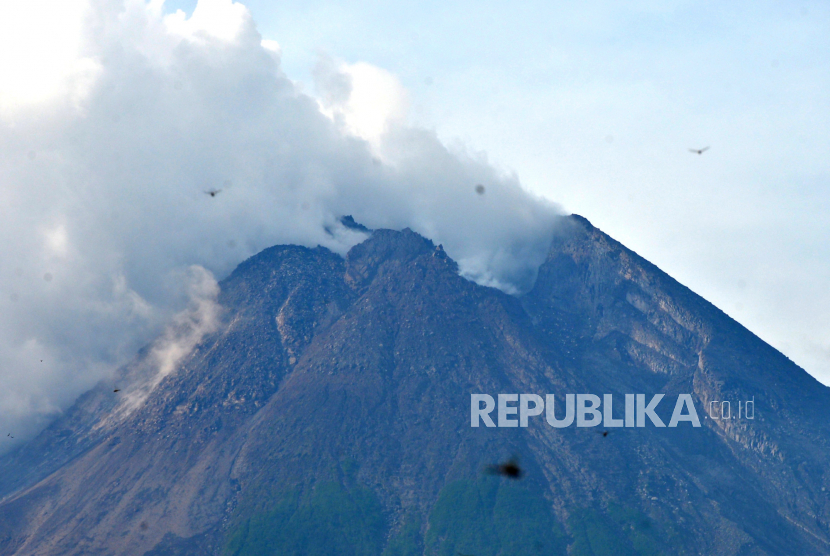 Gunung Merapi terlihat jelas dari Kali Kuning, Sleman, Yogyakarta, Jumat (18/3/2022). Pada Sabtu (11/3/2023), Merapi kembali erupsi. (ilustrasi)