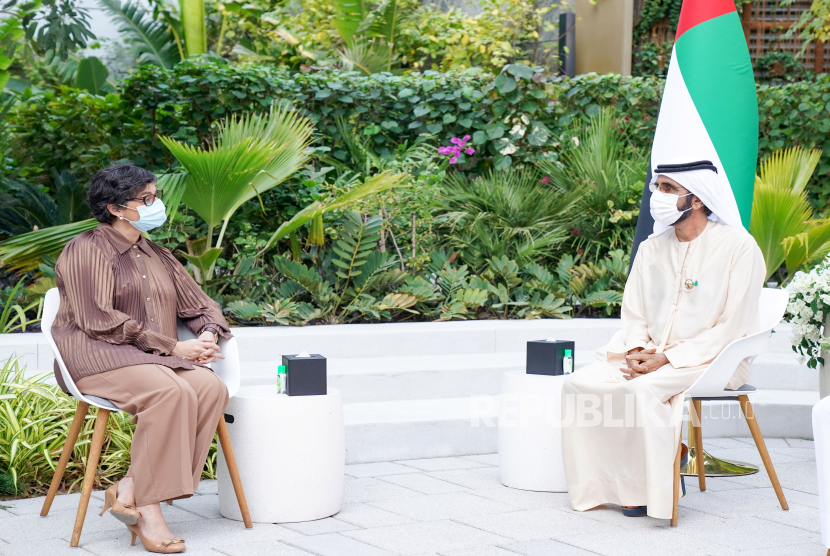  Foto handout yang disediakan oleh Emirates News Agency (WAM) menunjukkan Sheikh Mohammed bin Rashid Al Maktoum, Wakil Presiden dan Perdana Menteri UEA dan Penguasa Dubai (kanan) berbicara dengan Menteri Luar Negeri Spanyol, Arancha Gonzalez Laya (kiri) di Dubai, Uni Emirat Arab, Senin (8/2).
