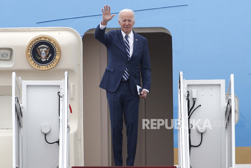 Presiden Joe Biden melambaikan tangan saat menaiki Air Force One, Selasa, 6 Desember 2022, di Pangkalan Angkatan Udara Andrews. Presiden Amerika Serikat (AS) Joe Biden pada Kamis (15/12/2022) menyerukan agar Uni Afrika menjadi anggota tetap Kelompok Negara 20 (G-20).