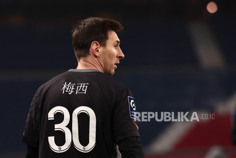  Pemain Paris Saint Germain Lionel Messi mengenakan jersey dengan namanya yang ditulis dalam bahasa Cina selama pertandingan sepak bola Ligue 1 Prancis antara PSG dan Stade Reims di stadion Parc des Princes di Paris, Prancis, 23 Januari 2022.