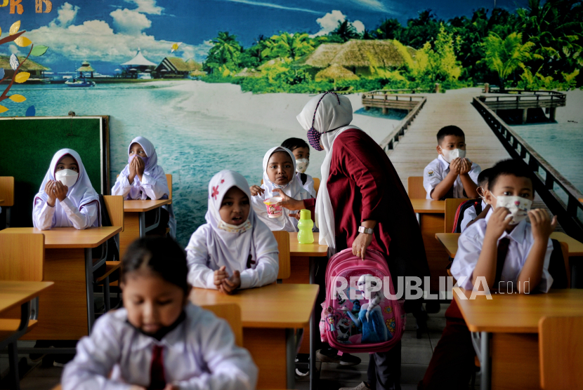 Masa pengenalan lingkungan sekolah (MPLS) saat hari pertama masuk sekolah di SD Negeri Anyelir I, Depok, Jawa Barat, Senin(18/7/2022). Untuk masuk SD, anak kini tak harus menguasai kemampuan calistung.
