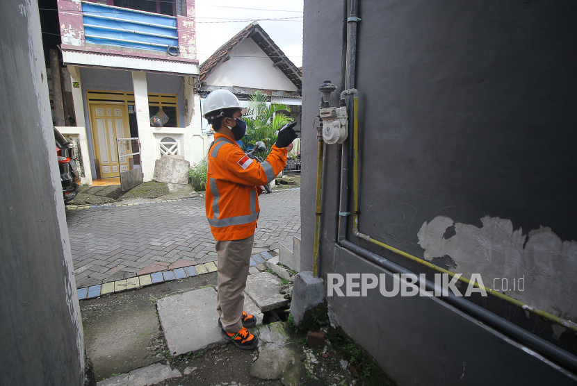 Petugas dari Perusahaan Gas Negara (PGN) memeriksa meteran gas rumah tangga di kawasan Kalibokor, Surabaya, Jawa Timur (ilustrasi). Guna mengembangkan bisnis, PGN berencana mengalirkan gas alam ke real estate.