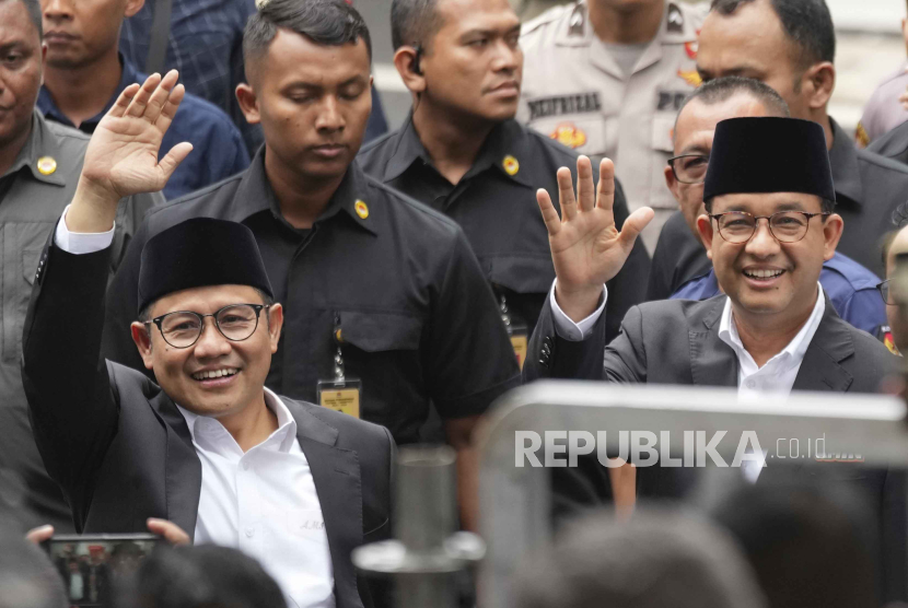 Presidential candidate Anies Baswedan, right, and his running mate Muhaimin Iskandar, left, wave at photographers as they arrive to attend the Declaration of Peaceful Election Campaign at the General Election Commission Building, in Jakarta, Indonesia, Monday, Nov. 27, 2023. Presidential candidates in the world