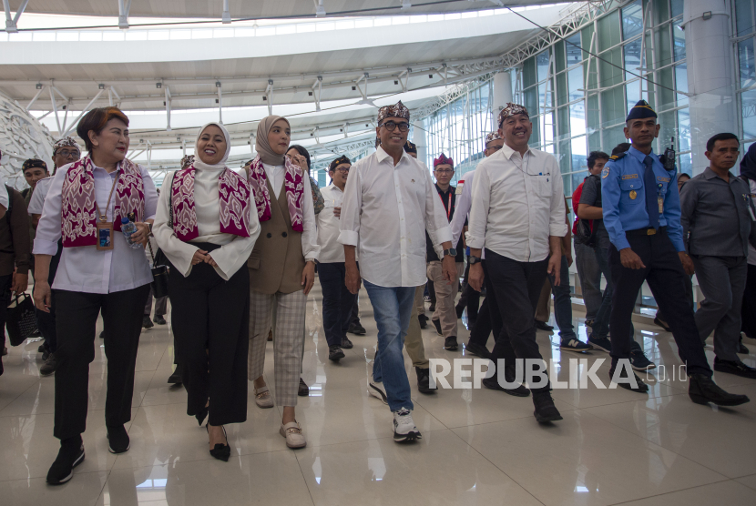 Menteri Perhubungan (Menhub) Budi Karya Sumadi (tengah) melakukan pengecekan di bandara Bandara Internasional Jawa Barat (BIJB) Kertajati, Majalengka, Jawa Barat, Rabu (18/10/2023).  Dalam kunjungannya, Menteri Perhubungan memastikan kesiapan sarana dan fasilitas di Bandara Internasional Jawa Barat (BIJB) sebelum pemindahan rute penerbangan dari Bandara Husein Sastranegara Bandung ke Kertajati Majalengka pada tanggal 29 Oktober mendatang. 