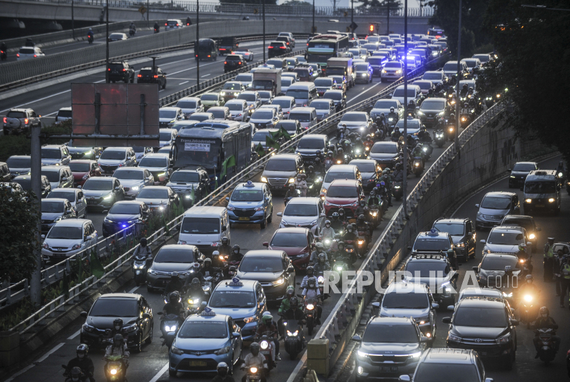 Sejumlah kendaraan terjebak kemacetan saat jam pulang kerja di kawasan Pancoran, Jakarta Selatan, Rabu (11/5/2022).