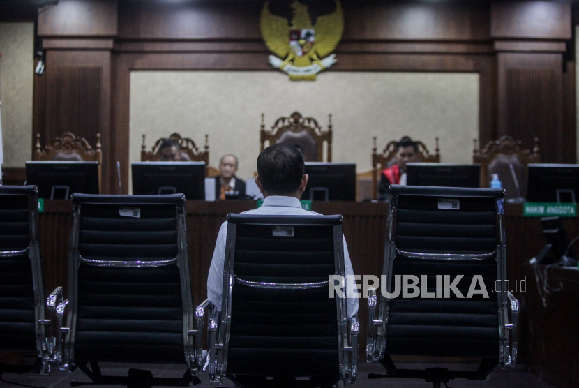 Terdakwa kasus dugaan penerimaan gratifikasi dan tindak pidana pencucuian uang (TPPU) Rafael Alun Trisambodo saat menjalani sidang di Pengadilan Tipikor, Jakarta, Kamis (4/1/2024). Sidang yang beragendakan vonis untuk terdakwa tersebut ditunda hingga 8 Januari 2024. 