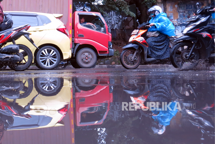 Pengendara sepeda motor memakai mantel saat hujan di Jalan Raya Talang, Kota Bogor, Jawa Barat. Bogor masih berpeluang untuk hujan sepekan ke depan keluar dari fenomena udara terik.