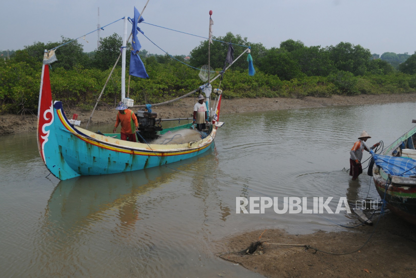 Nelayan menambatkan perahu usai  pulang melaut di Desa Tanjung, Pamekasan, Jawa Timur, Selasa (29/12/2020).  Data Badan Pusat Statistik (BPS) Jatim menunjukkan Nilai Tukar Nelayan (NTN) di provinsi tersebut pada  bulan November sebesar 95,48, atau turun 2,62 persen dibanding November 2019. 