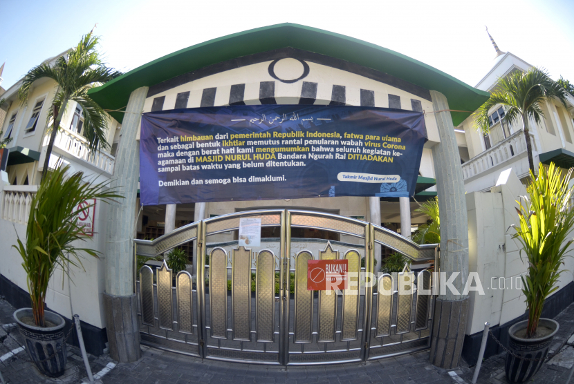 Spanduk pengumuman aktivitas ibadah di masjid ditiadakan terpasang di Masjid Nurul Huda, Kuta, Badung, Bali, Jumat (24/4/2020). Seluruh masjid di wilayah Bali meniadakan aktivitas beribadah bagi para jamaah selama bulan Ramadhan sebagai salah satu upaya untuk mencegah penyebaran COVID-19