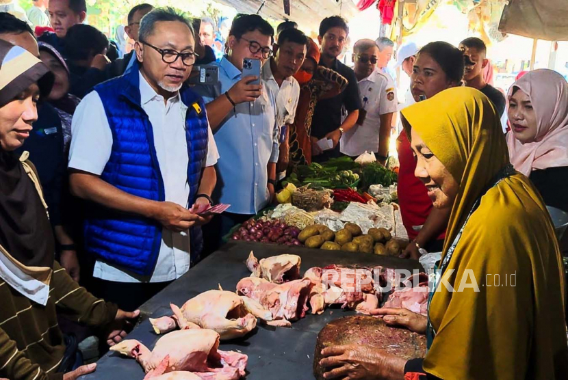 Mendag Zulkifli Hasan tinjau harga bahan pokok di Pasar Malangjiwan, Colomadu Karanganyar, Rabu (12/7/2023). 