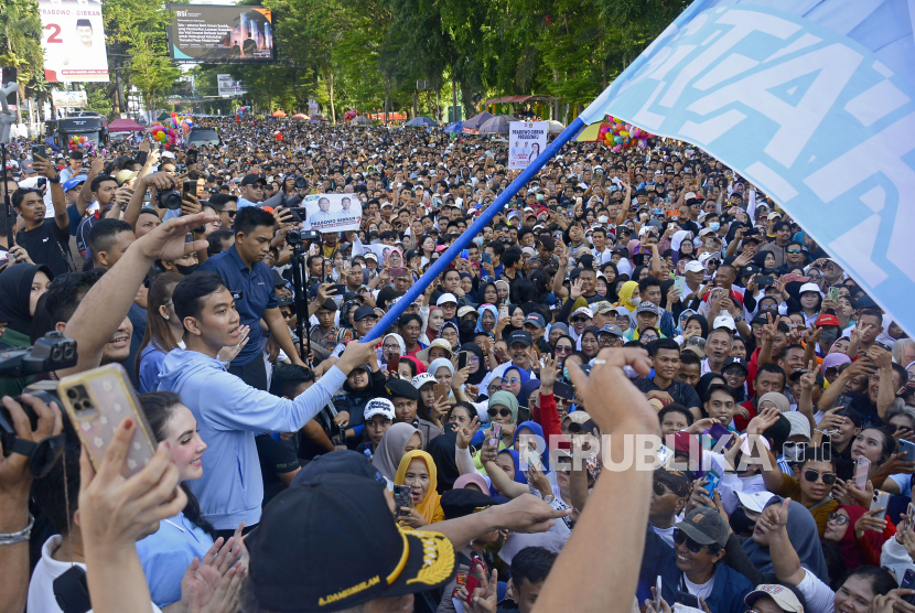 Calon Wakil Presiden nomor urut 2 Gibran Rakabuming Raka (ketiga kiri) melepas peserta Jalan Sehat Satu Putaran di Jalan Jenderal Sudirman, Makassar, Sulawesi Selatan, Sabtu (25/11/2023). Kegiatan ini dihadiri oleh simpatisan dan kader partai dari Koalisi Indonesia Maju (KIM) sebagai bentuk dukungan terhadap pasangan calon Presiden dan Calon Wakil Presiden, Prabowo Subianto-Gibran Rakabuming Raka pada Pilpres 2024. 