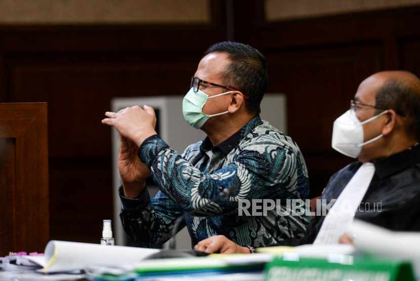 Terdakwa mantan Menteri Kelautan dan Perikanan Edhy Prabowo (kiri) meminta waktu skorsing kepada hakim ketua saat sidang lanjutan terkait kasus suap izin ekspor benih lobster tahun 2020 di Pengadilan Tipikor, Jakarta, Selasa (15/6). Sidang tersebut beragendakan mendengarkan keterangan saksi sekaligus keterangan terdakwa. 