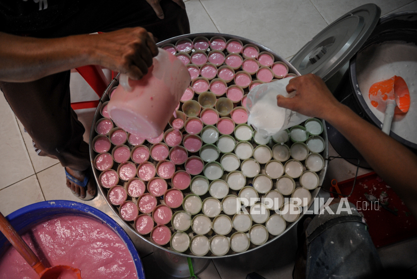 Pekerja menyelesaikan produksi kue apem di Cisaranten Endah, Bandung, Jawa Barat, Selasa (6/10/2020). Kemenkop dan UKM akan memperpanjang program Bantuan Presiden (Banpres) Produktif atau Bantuan Langsung Tunai (BLT) senilai Rp 2,4 juta untuk pengusaha mikro hingga Desember dengan tujuan untuk menambah target penerima sebanyak 3 juta pelaku usaha mikro menjadi 12 juta penerima. 