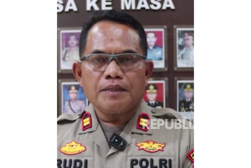 Iptu Rudiana ayah dari Muhammad Rizky alias Eky korban pembunuhan bersama Vina di Cirebon tagun 2016 memberikan keterangan terkait kasus yang kembali viral di akun media sosial miliknya rudianabison. 