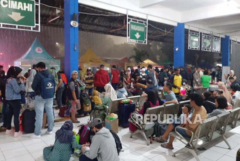 Kondisi Terminal Kampung Rambutan, Jakarta Timur mulai padat pada Rabu (19/4/2023). Jelang malam, pemudik mulai berdatangan dan memadati terminal.