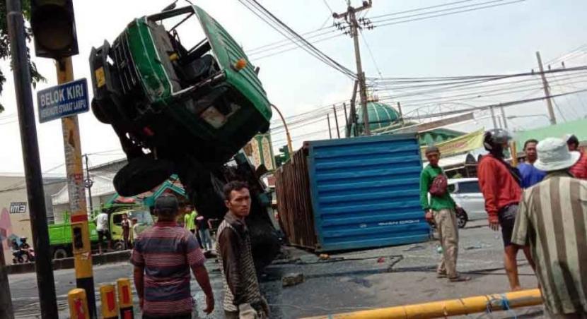 Usai Hantam Ertiga, Truk Trailer 'Akrobat' di Tengah Jalan