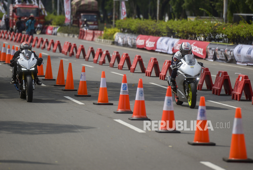 Peserta memacu sepeda motornya dalam Street Race Polda Metro Jaya di Jalan Benyamin Sueb, Kemayoran, Jakarta, Sabtu (3/9/2022). Peserta balap jalanan atau street race seri kelima di Kemayoran mencapai 1.137 orang.