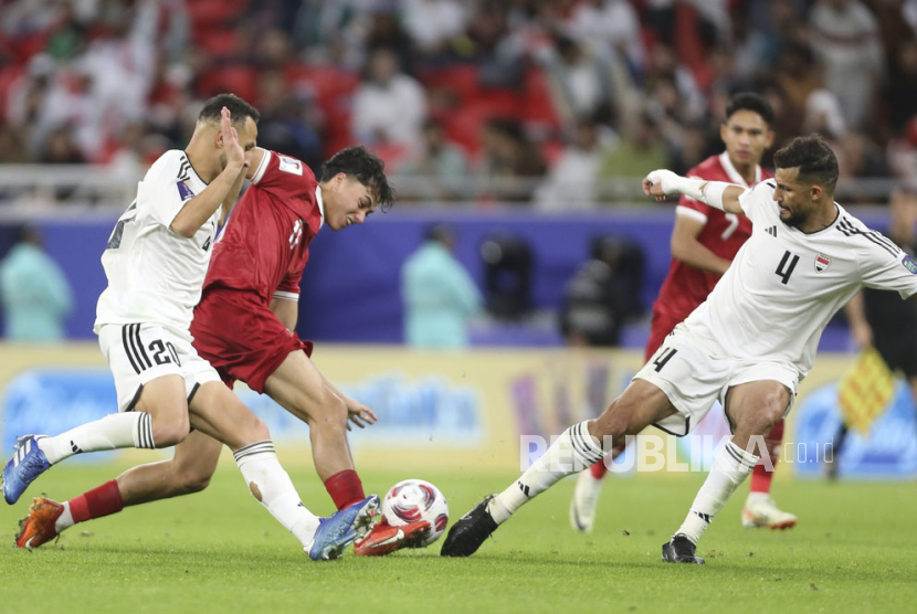 Pemain timnas Indonesia Rafael William Struick berebut bola dengan pemain Irak pada pertandingan sepak bola Grup D Piala Asia antara Indonesia dan Irak di Stadion Ahmad Bin Ali di Al Rayyan, Qatar, Senin (15/1/2024). Pada pertandingan itu Indonesia harus mengakui keunggulan Irak dengan skor 1-3. 
