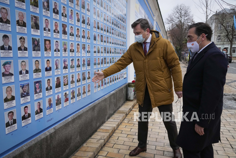 Menteri Luar Negeri Ukraina Dmytro Kuleba, kiri, dan Menteri Luar Negeri Spanyol Jose Manuel Albares mengunjungi Tembok Peringatan Pembela Ukraina yang Jatuh dalam Perang Rusia-Ukraina di Kyiv, Ukraina, Rabu, 9 Februari 2022.