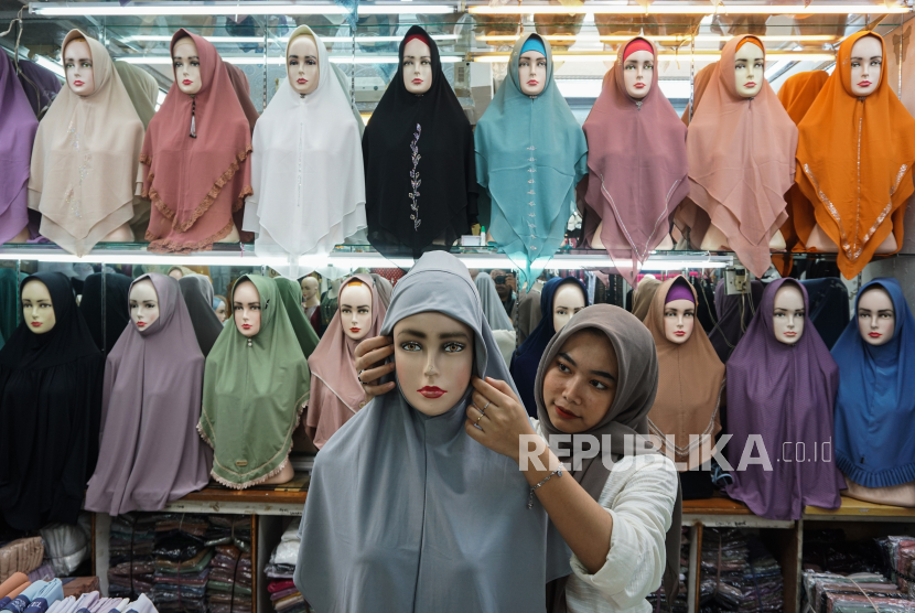 Seorang pedagang menata jilbab dagangannya di Pasar Tanah Abang, Jakarta, Sabtu (18/11/2023) (ilustrasi).