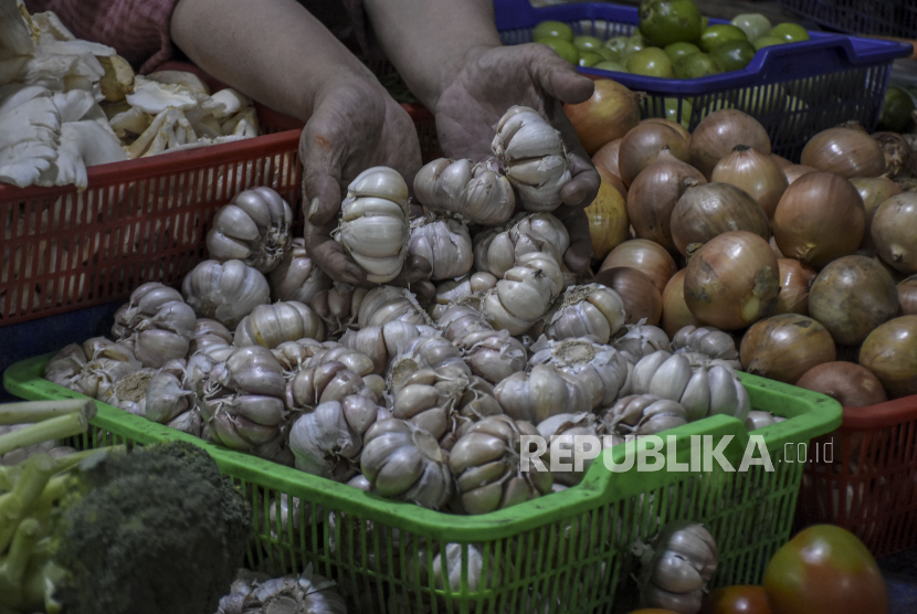 Pedagang menunjukkan bawang putih di kiosnya di Pasar Kosambi, Kota Bandung, Rabu (21/12/2022). Harga bawang kini telah menyentuh lebih dari Rp 40 ribu per kg karena kurang stok.