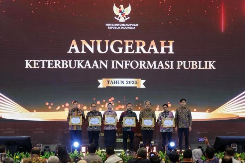 Kemenkop, KemenUMKM raih predikat Informatif dalam Anugerah KIP 2025.