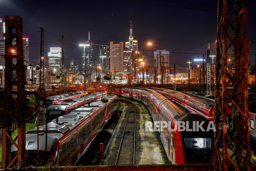 Kereta diparkir di luar stasiun kereta pusat di Frankfurt, Jerman, Rabu, 11 Agustus 2021. Supir kereta dari serikat GDL Jerman yang meminta upah lebih tinggi memulai pemogokan dua jam setelah tengah malam.