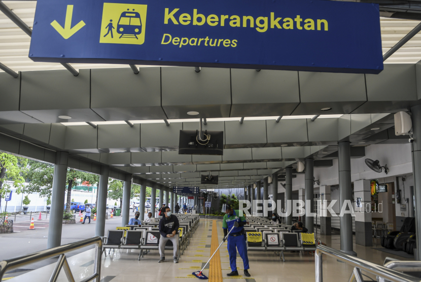 Sejumlah calon penumpang duduk di ruang tunggu Stasiun Pasar Senen, Jakarta Pusat, Senin.