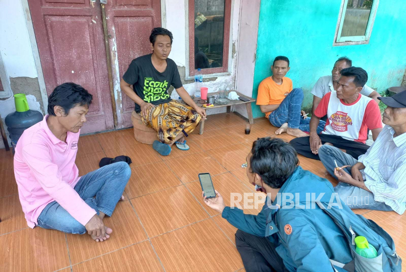 Sejumlah warga berkumpul di Kampung Kosangka, Kelurahan Sirnagalih, Kecamatan Indihiang, Kota Tasikmalaya, Selasa (7/3/2023). Warga itu merupakan tetangga korban pelemparan batu di Kota Tasikmalaya.