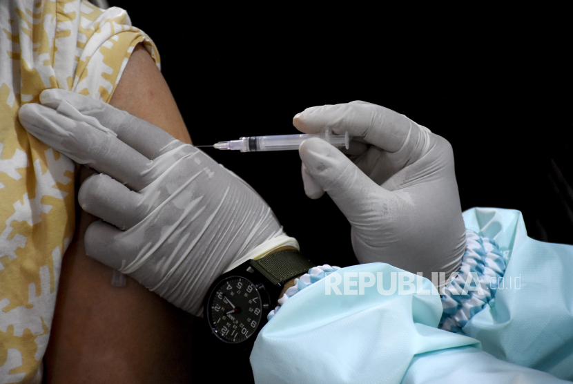 Vaksinator menyuntikkan vaksin Covid-19 ke warga saat pelaksanaan vaksinasi Covid-19 dosis ketiga (booster). ilustrasi. Foto: Republika/Abdan Syakura
