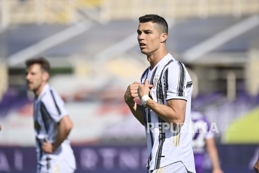 Reaksi Cristiano Ronaldo dari Juventus selama pertandingan sepak bola Serie A antara Fiorentina dan Juventus, di stadion Artemio Franchi di Florence, Italia, Ahad, 25 April 2021. 