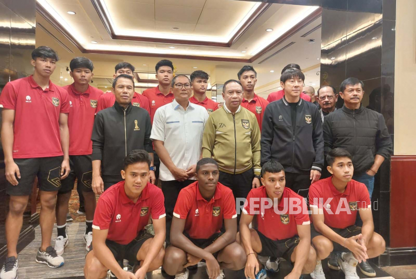 Waketum PSSI Zainudin Amali saat menemui Timnas Indonesia U-20 di Hotel Sultan, Jakarta, Kamis (30/3/2023). 