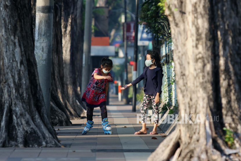 Warga beraktivitas di Jalan Darmo, Surabaya, Jatim. Surabaya resmi memberlakukan Perwali Nomor 33 Tahun 2020 sebagai perubahan atas Perwali Nomor 28 Tahun 2020 tentang Pedoman Tatanan Normal Baru pada Kondisi Pandemi Covid-19 di Surabaya.