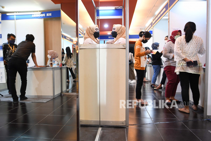Job Fair. Bupati Pesisir Selatan, Sumatra Barat, Rusma Yul Anwar, mengatakan pihaknya berhasil menurunkan angka pengangguran selama tahun 2021 sebanyak 1,03 persen.