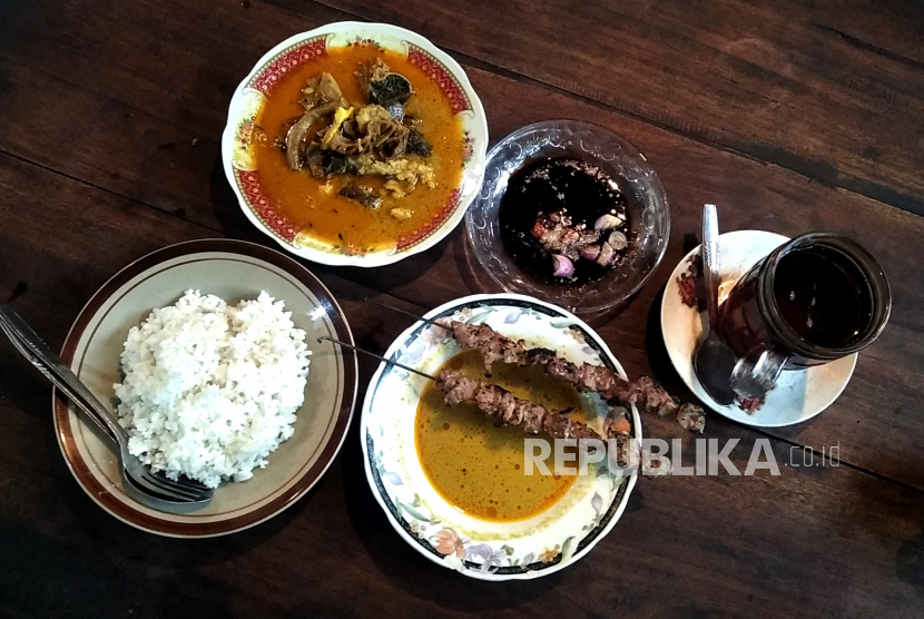 Hidangan Sate Klatak dan tongseng siap dinikmati di Pleret, Bantul, Yogyakarta, Sabtu (11/2/2023). 