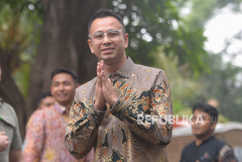 Artis Raffi Ahmad tiba di kediaman Presiden Terpilih Prabowo Subianto, Kertanegara, Jakarta Selatan, Selasa (15/10/2024). Presiden Terpilih Prabowo Subianto kembali melanjutkan memanggil sejumlah tokoh yang diyakini bakal menjadi calon menteri dan wakil menteri hingga kepala badan untuk pemerintahan baru ke depan.