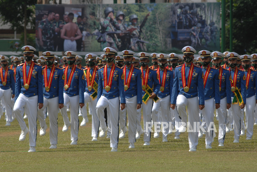 Sejumlah prajurit taruna melaksanakan upacara penutupan Pendidikan dan Wisuda Taruna/Taruni Akmil Tingkat IV T.A. 2020 di kompleks Akademi Militer Magelang, Jawa Tengah, Senin (6/7/2020). 