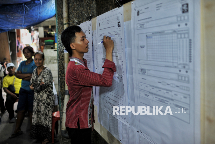 Petugas Kelompok Penyelenggara Pemungutan Suara (KPPS) melakukan penghitungan surat suara pada Pilkada serentak 2024 di TPS 032, Kebon Melati, Jakarta Timur, Rabu (27/11/2024). Sebanyak 8,2 juta pemilih yang telah ditetapkan sebagai daftar pemilih tetap (DPT) Pilkada Jakarta 2024 menggunakan hak pilihnya di 14.835 tempat pemungutan suara (TPS). Sementara di TPS tersebut, pasangan calon gubernur DKI Jakarta nomor urut 3 memperoleh jumlah suara sebanyak 123 suara, disusul paslon Ridwan Kamil Suswono 108 suara dan paslon Dharma Pongrekun-Kun Wardana 16 suara.