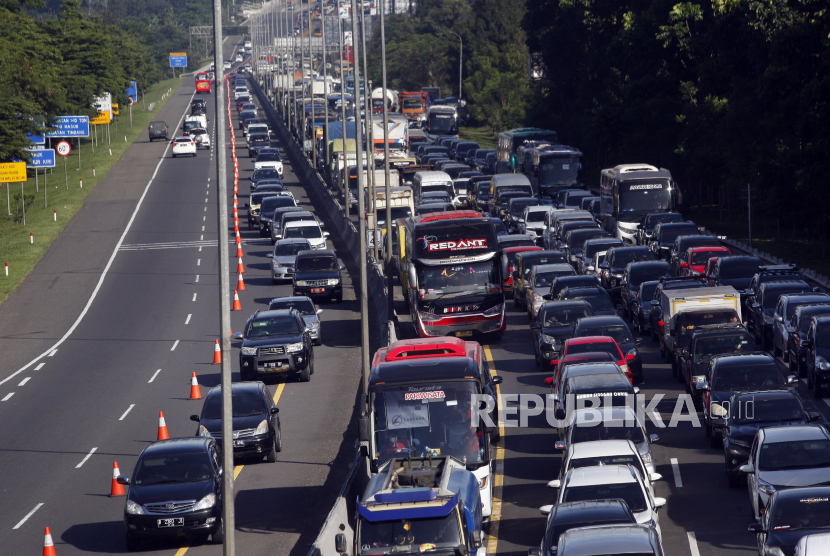 Sejumlah kendaraan antre memasuki jalur wisata Puncak, Gadog, Ciawi, Kabupaten Bogor, Jawa Barat, Sabtu (21/1/2023). Sejumlah ruas tol trans Jawa diprediksi akan mengalami kemacetan pada penyelenggaraan mudik mendatang. 
