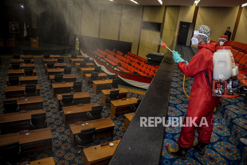 DPRD DKI Diminta Hentikan Kunker Hingga AKhir Tahun. Sejumlah petugas Damkar menyemprot cairan disinfektan di Ruang Paripurna DPRD DKI Jakarta.