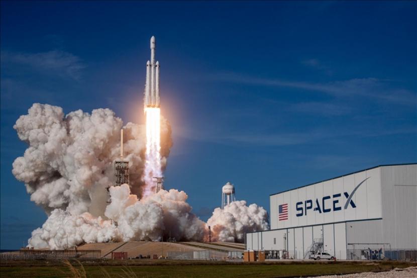 Elon Musk akan menjadi miliarder terbaru yang membawa warga sipil ke luar angkasa dengan sejumlah perbedaan besar dari pendahulunya Richard Branson dan Jeff Bezos.
