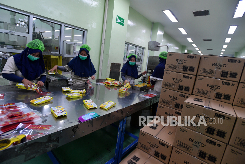 Pekerja mengemas tisu basah yang diproduksi di PT The Univenus Cikupa, Tangerang, Banten, Rabu (11/11/2020). Kementerian Perindustrian menyatakan pertumbuhan sektor industri manufaktur di kuartal III-2020 sebesar 5,25 persen dibandingkan dengan kuartal sebelumnya. 