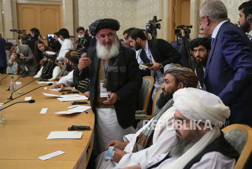 Anggota delegasi politik dari gerakan Taliban Afghanistan menghadiri pembicaraan yang melibatkan perwakilan Afghanistan di Moskow, Rusia, 20 Oktober 2021.