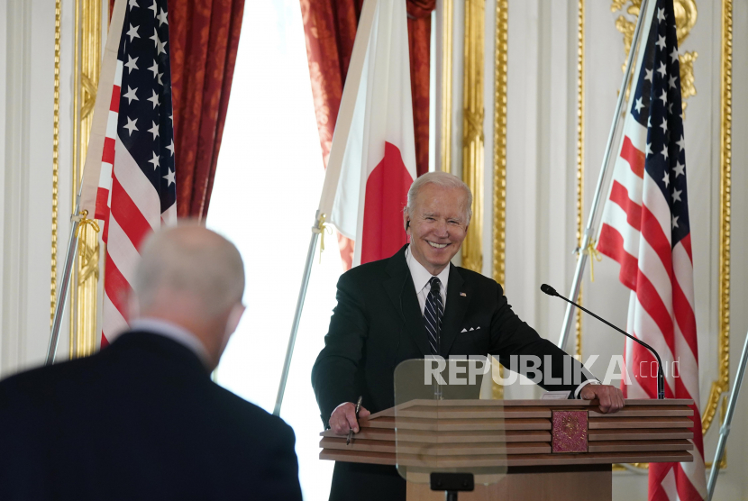 Presiden Joe Biden berbicara selama konferensi pers dengan Perdana Menteri Jepang Fumio Kishida di Istana Akasaka, Senin, 23 Mei 2022, di Tokyo.