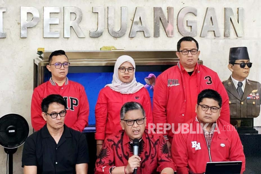 Sekretaris Jenderal PDIP, Hasto Kristiyanto (tengah) menanggapi mundurnya Mahfud MD dari Kabinet Indonesia Maju dan mengkritik Presiden Joko Widodo (Jokowi) yang semakin mengkerdilkan demokrasi, di Kantor DPP PDIP, Jakarta, Kamis (1/2/2024). 