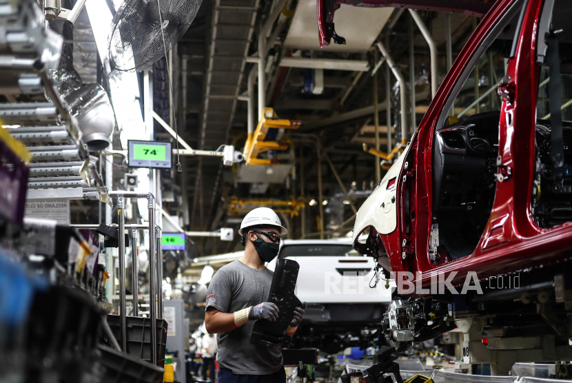  Pekerja perusahaan Toyota selama jam kerja mereka di pabrik di kota Zarate, di provinsi Buenos Aires, Argentina, 15 Maret 2021. Toyota memperkirakan kekurangan semikonduktor akan berlanjut dalam jangka panjang. 