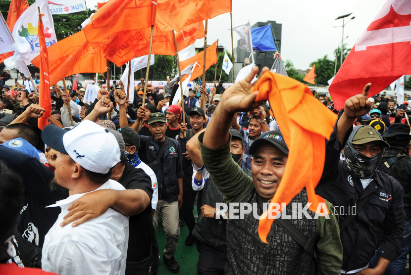 Aksi buruh. Asosiasi Serikat Pekerja Seluruh Indonesia (ASPIRASI) menilai rumus penetapan Upah Minimum Provinsi (UMP) 2026 tidak menjamin pemenuhan Kebutuhan Hidup Layak (KHL) bagi pekerja dan keluarganya.