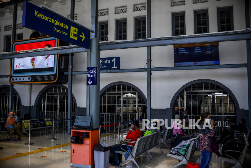 Sejumlah penumpang kereta menunggu waktu keberangkatan di Stasiun Pasar Senen, Jakarta, beberapa waktu lalu. PT KAI menyatakan siap melakukan integrasi dengan aplikasi PeduliLindungi.