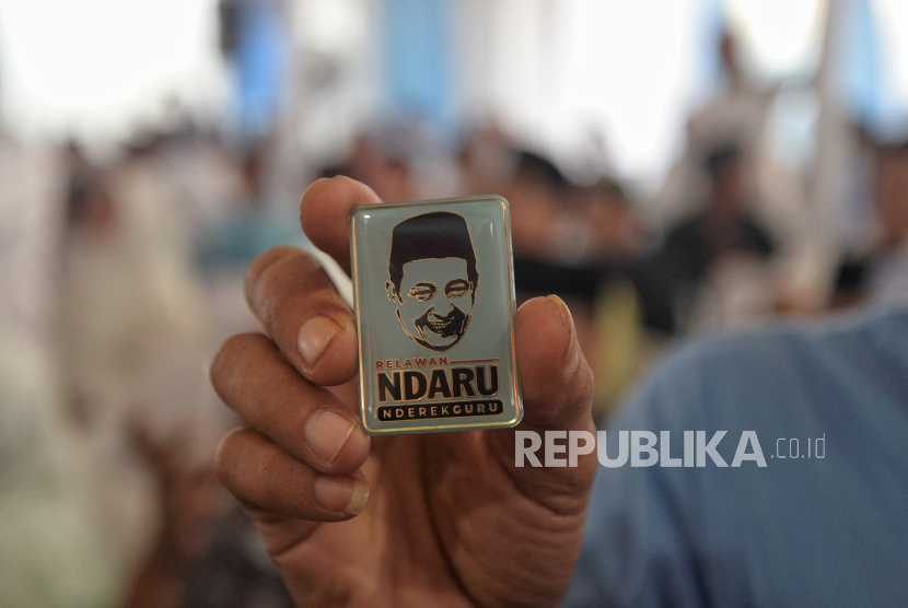 Relawan Nderek Guru (Ndaru) menunjukan pin saat menghadiri acara deklarasi dukungan kepada Prabowo-Gibran di Jakarta, Ahad (17/12/2023).